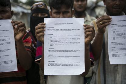 Refugiados rohingya posan para una foto con una lista de sus demandas para regresar a Myanmar en Cox's Bazar (Bangladés), el 21 de agosto de 2019. Funcionarios de la Organización de las Naciones Unidas entrevistaron a los refugiados en el campo de Nayapara, quienes señalaron que no querían regresar a Myanmar sin sus derechos y ciudadanía.