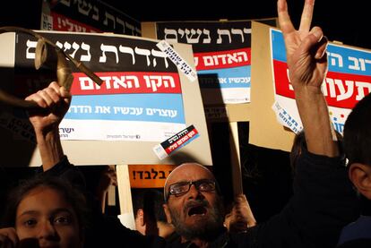 Manifestantes israelíes muestran pancartas contra la segregación por género, ayer en Beit Shemesh, cerca de Jerusalén.