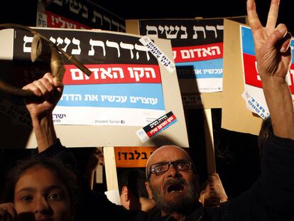 Manifestantes israelíes muestran pancartas contra la segregación por género, ayer en Beit Shemesh, cerca de Jerusalén.