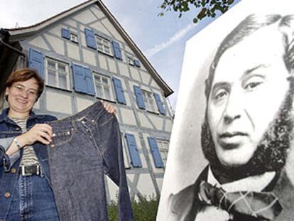 Retrato de Levi Strauss frente al museo en su honor en Buttenheim (Alemania), donde nació.