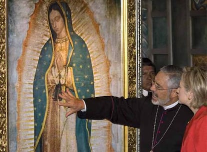 La Secretaria de Estado de EE UU, Hillary Clinton, frente a una imagen de la virgen de Guadalupe.