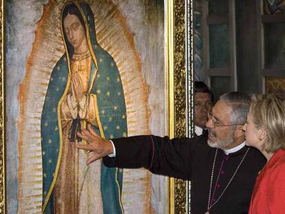 La Secretaria de Estado de EE UU, Hillary Clinton, frente a una imagen de la virgen de Guadalupe.