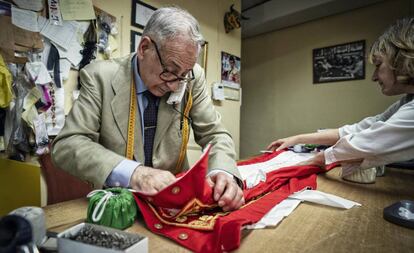 Antonio López, director de la Sastrería Fermín, atiende por teléfono a un cliente mientras realiza los últimos retoques a una taleguilla.