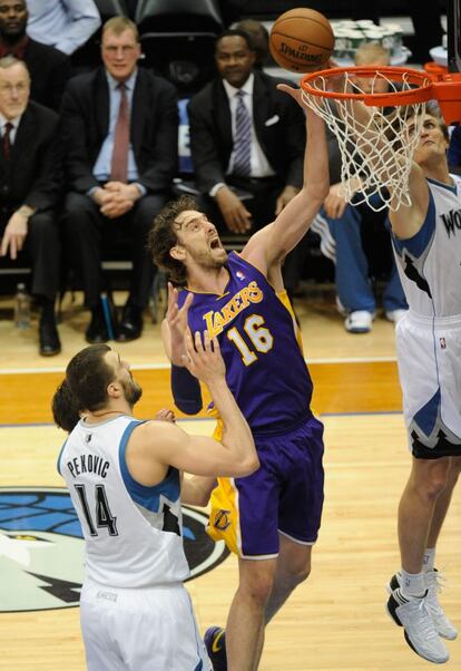 Gasol salta para encestar en el partido contra los Timberwolves el 1 de febero de 2013, cinco años después de fichar por los Lakers.