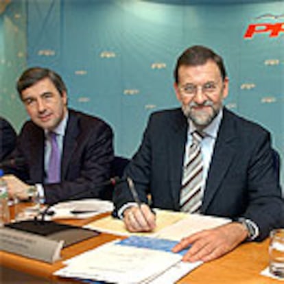 Mariano Rajoy, flanqueado por Ángel Acebes y Javier Arenas, durante el Comité Ejecutivo.