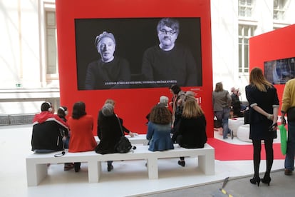 Los visitantes escuchan las entrevistas de: (Recuerdos. 40 años, 40 personajes, 40 historias).