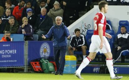 Ranieri ordena a su equipo frente al Manchester United.