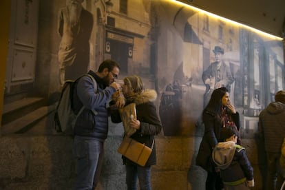 Personas comiendo churros a las puertas de la chocolatería San Ginés.