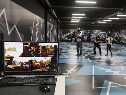 Varios jugadores, durante una partida de realidad virtual de 'Far cry' en Zero Latency. En la pantalla del ordenador, lo que ellos están viendo.