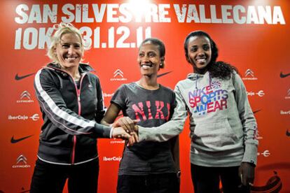 La atleta española Marta Domínguez y las etiopes Gelete Burka y Tirunesh Dibaba posan durante la presentación de la San Silvestre vallecana, tradicional carrera que discurre por las calles madrileñas en el último día del año.