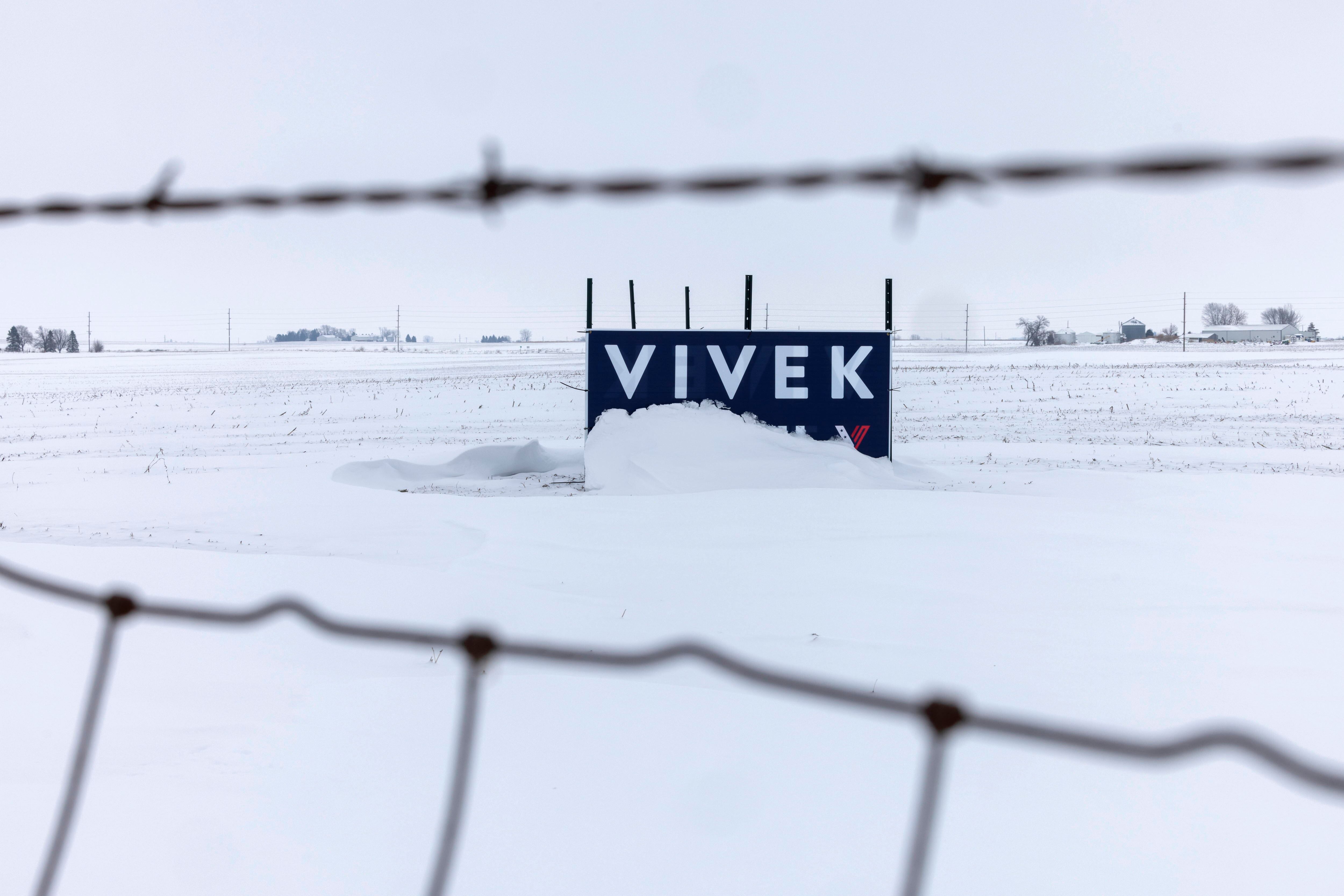 Un letrero del precandidato Vivek Ramaswamy sepultado por la nieve, en Ames (Estado de Iowa), el 11 de enero.