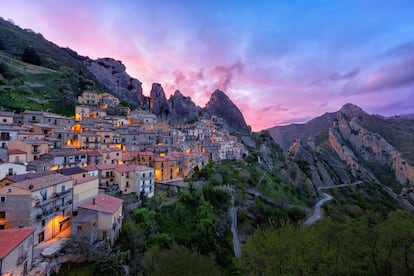 Vista del pueblo de Castlmezzano, un anfiteatro urbano a la sombra de los Pequeños Dolomitas. 