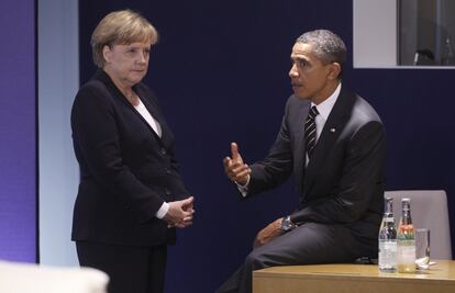 Fotografía facilitada por la oficina de prensa del Gobierno alemán en la que se observa a la Canciller Angela Merkel y al Presidente de EE UU, Barack Obama, charlando antes del encuentro de la segunda jornada de la cumbre del G-20 en Cannes (Francia)