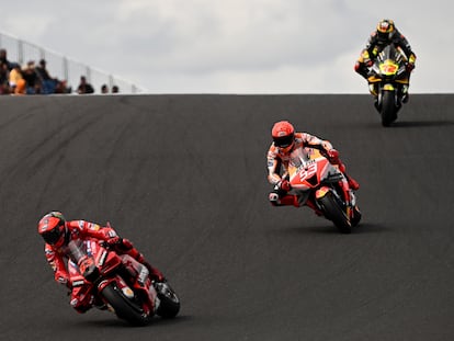 Francesco Bagnaia (a la izquierda) y Marc Márquez durante la competición, esta madrugada en Phillip Island (Australia).