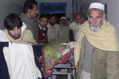 Traslado de una de las víctimas mortales del atentado en un hospital de Bannu.