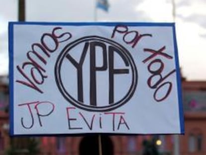 Unos manifestantes apoyan la expropiación de YPF ante la Casa Rosada el 17 de abril de 2012