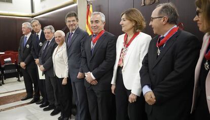 El ministro de Justicia, Rafael Catalá, junto a los fiscales premiados.