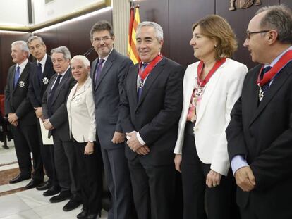 El ministro de Justicia, Rafael Catalá, junto a los fiscales premiados.