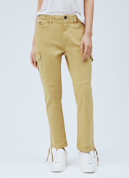 Si quieres darle un giro a los clásicos pantalones chinos, prueba con estos cargo con los bajos ajustables con cordón de Pepe Jeans. 89,90€.