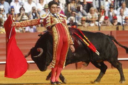 Miguel Ángel Perera, en su primer toro.