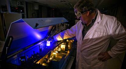 Un científico trabaja en un laboratorio de física del CSIC.