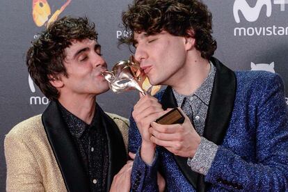 Javier Ambrossi y Javier Calvo besan el premio a la mejor comedia en la gala de los Feroz.