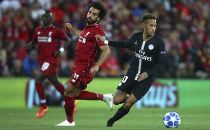 Neymar supera a Salah durante un instante del partido entre Liverpool y PSG