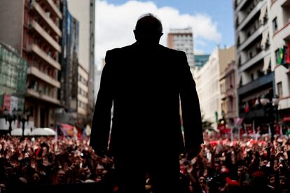 Luiz Inacio Lula da Silva se presenta ante sus seguidores en  Curitiba, el 17 de septiembre de 2022. Lula ganó su tercer mandado presidencial y tomará posesión el próximo 1 de enero. 