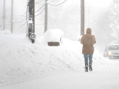 Un residente camina mientras nieva en Erie, Pensilvania (EE UU).