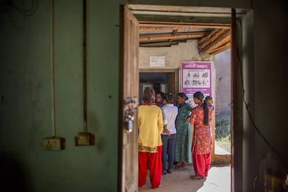 Varias mujeres esperan su turno en la puerta del centro de salud de Devabhumi Baluwa, que además de atender a mujeres embarazadas y partos, es el punto de referencia para los casos de desnutrición.