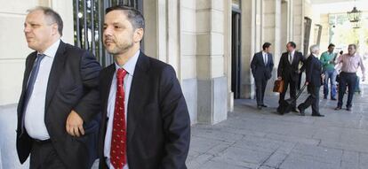 El exdirector de Mercasevilla Fernando Mellet, en la entrada de la Audiencia, junto a su abogado José Manuel Carrión (izq.).