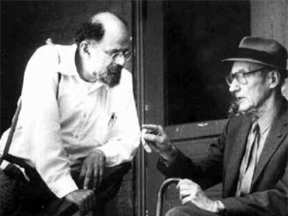 Allen Ginsberg (izquierda) y William S. Burroughs, padrinos de la generación <i>beat.</i>