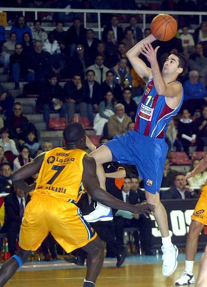 Baloncesto. Liga ACB. Barcelona 74-Gran Canaria 61. En la foto, el jugador del FC Barcelona, Juan Carlos Navarro, lanza a a canasta ante la mirada de Savane, el 28 de diciembre de 2004.