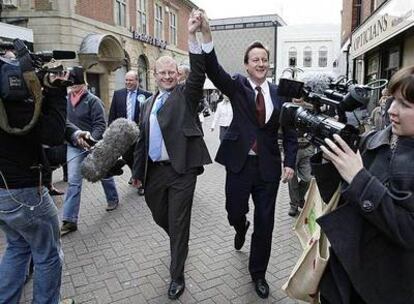 El candidato conservador David Cameron (a la derecha) celebra su victoria con otro miembro de su partido en Nuneaton.