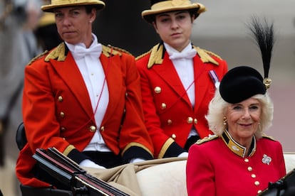La reina Camila sonríe en su carruaje al paso del desfile Trooping The Colour.