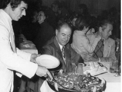 El hombre que refundó El Imparcial en los sesenta, Joaquín Barreiro, en el centro, degustando una paella en su local.
