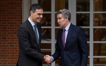 El presidente del Gobierno, Pedro Sánchez (i), recibe al presidente del Partido Popular, Alberto Núñez Feijóo (d), en el Palacio de la Moncloa, el pasado 13 de marzo de 2025, en Madrid (España).