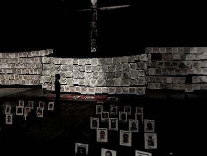 Memorial con las imágenes de los desaparecidos en México  y los pañuelos bordados por sus familiares.