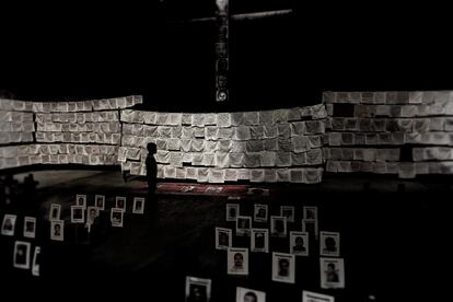 Memorial con las imágenes de los desaparecidos en México  y los pañuelos bordados por sus familiares.
