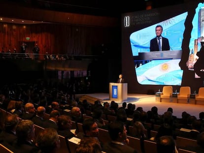 Macri se dirige a los asistentes al acto inaugural del foro Argentina Negocios e Inversi&oacute;n