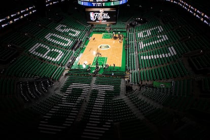 Con sus Celtics contra las cuerdas, la apasionada afición de Boston volverá a convertir el TD Garden en una olla a presión el jueves para evitar que los Warriors levanten en su pista el trofeo de la NBA, este jueves 16 de junio en Boston, EEUU.