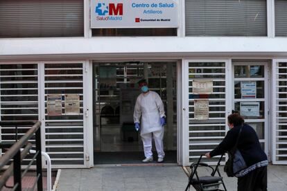 Una vecina se acerca al Centro de Salud Artilleros, este lunes en el distrito de Vicálvaro, una de las nuevas zonas afectadas por las restricciones. La Comunidad de Madrid extendió desde la pasada medianoche las restricciones para luchar contra la pandemia, sumando ocho áreas a las zonas básicas sanitarias hasta un total de 45 territorios, de donde los vecinos solo podrán salir para acudir al trabajo o al centro educativo, entre otros supuestos, una medida que se toma con la región enfrentada con el Ministerio de Sanidad, que pide medidas más contundentes.