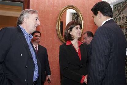 Néstor Kirchner junto a los ministros de Exteriores colombiabno y venezolano.