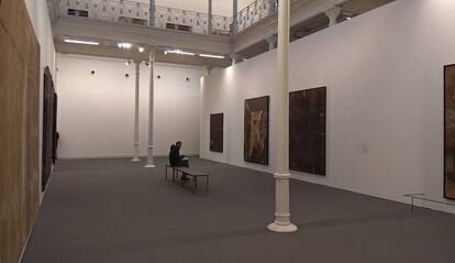 La sala principal de la Tàpies, con la moqueta colocada tras la inundación de septiembre por la lluvia. 
 