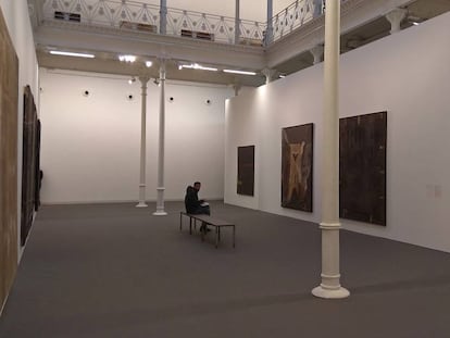 La sala principal de la Tàpies, con la moqueta colocada tras la inundación de septiembre por la lluvia. 
 