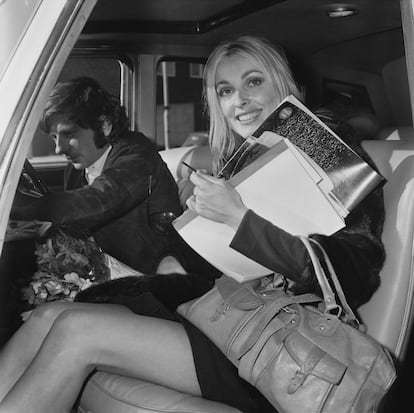 Las fotos de los aeropuertos sirvieron también para popularizar ciertos modelos de maletas, bolsos y otros complementos. En esta imagen de Galella, tomada en el aeropuerto de Londres en 1969, podemos ver a Sharon Tate luciendo una bolsa 'bowling' que inspiraría más tarde infinidad de modelos. (Photo by Ron Galella, Ltd./Ron Galella Collection via Getty Images)