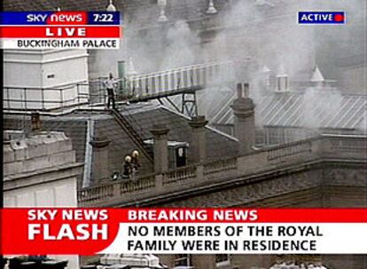 Imagen del incendio en el palacio de Buckingham tomada de la televisión británica Sky News.