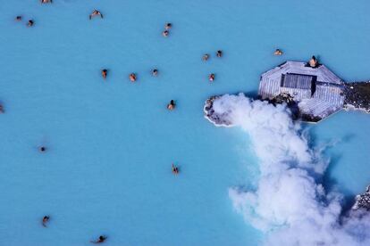La Laguna Azul, al sur de Reikiavik (Islandia), está abierta todo el año: sus aguas termales mantienen una temperatura de entre 37 y 40 grados centígrados.