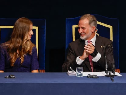 Felipe VI aplaude a su hija, Leonor de Borbón, tras pronunciar esta su discurso en la entrega de los Premios Princesa de Asturias, en el teatro Campoamor de Oviedo.