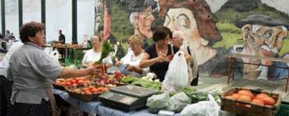 Varias clientas compran en el mercado municipal de Mungia, una de las dos localidades vascas integradas en la red de ciudades <i>lentas.</i>